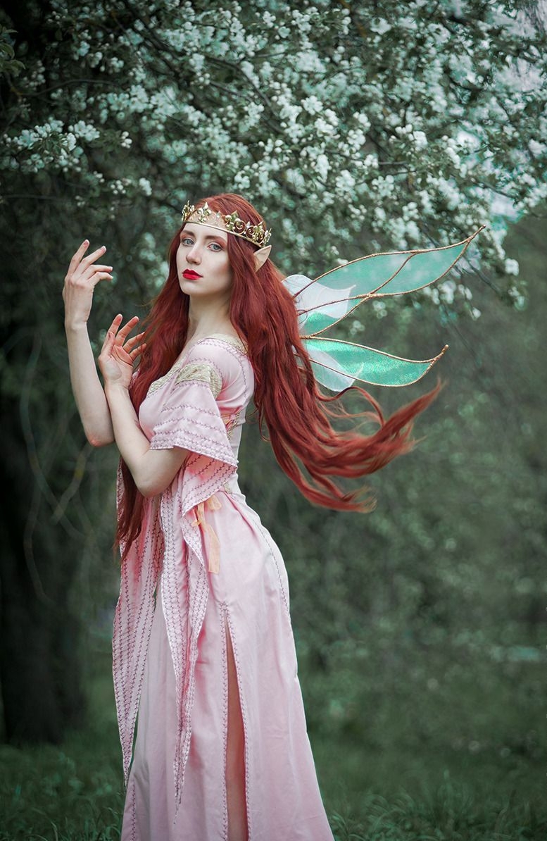 idée de robe rose vintage avec des ails verts et cheveux longs rouges