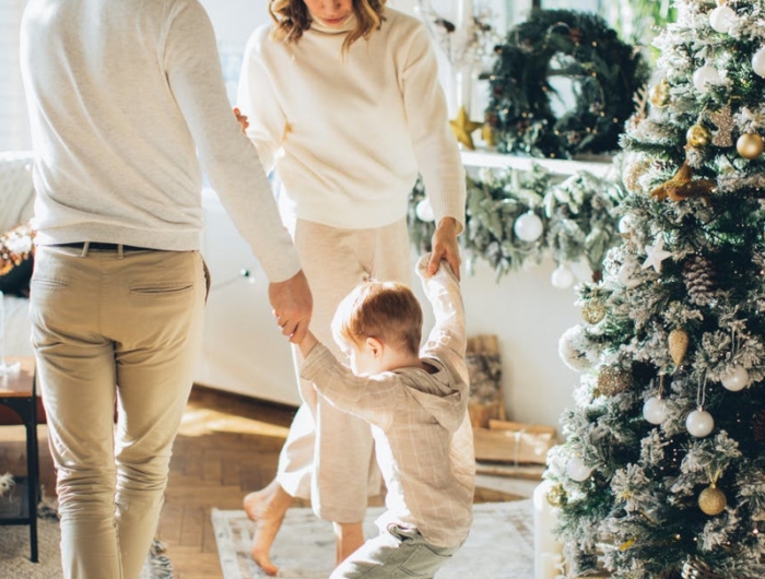 idée cadeau famille une jeune famille fete noel deco festive en blanc