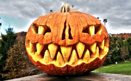 idée citrouille halloween visage effrayant triangles pour les dents des yeux effrayants