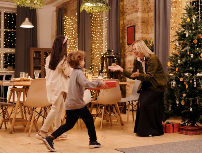 idées cadeaux parents deux enfants et une femme qui fetent noel deco festive