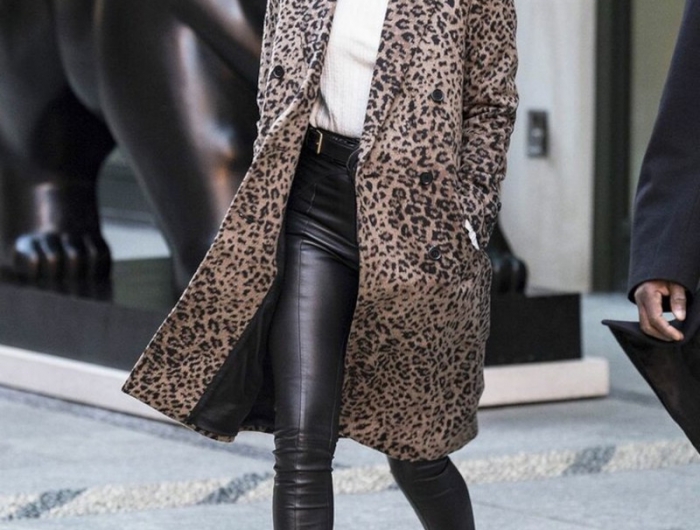imprimé leopard manteau pantalon en cuir noir pull à col roulé blanc escarpins pointus beige et noir