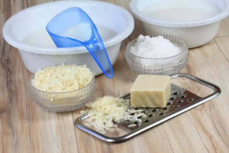 lessive maison au savon de marseille raper du savon ajouter du bicarbonate de soude