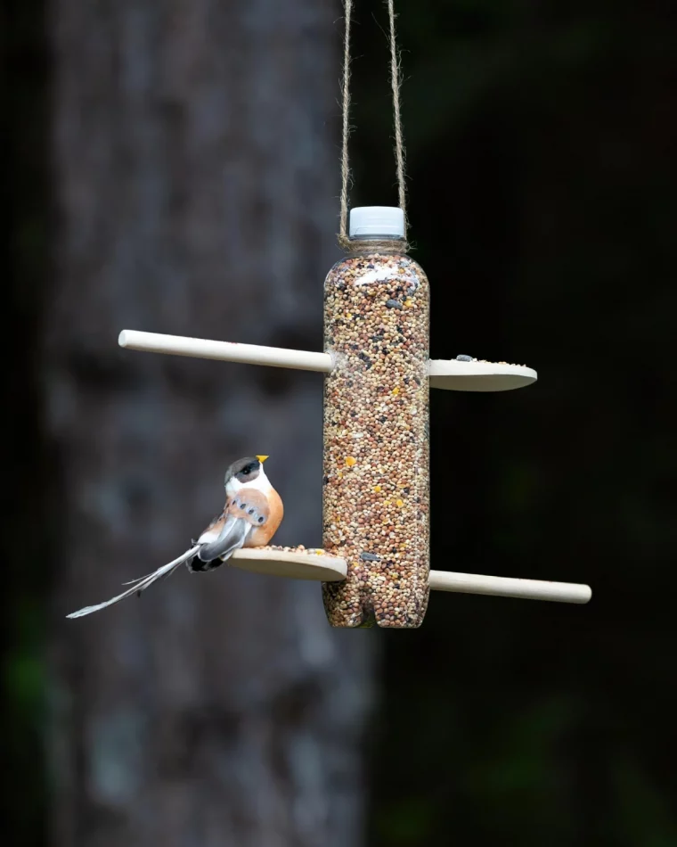 mangeoire oiseau en bouteille plastique cuillere bois ficelle jute