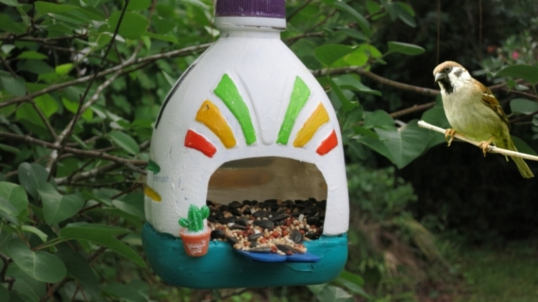 Fabriquer une mangeoire oiseaux en bouteille de plastique : tutos et