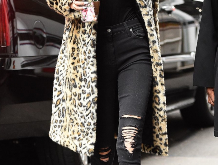 manteau chaud femme bottines noires jean déchiré noir et top noir lunettes de soleil