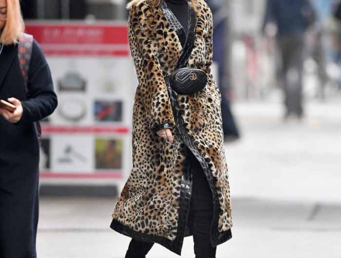 manteau chaud femme stylée bottes élégates à talons hauts tenue noire pochette moderne