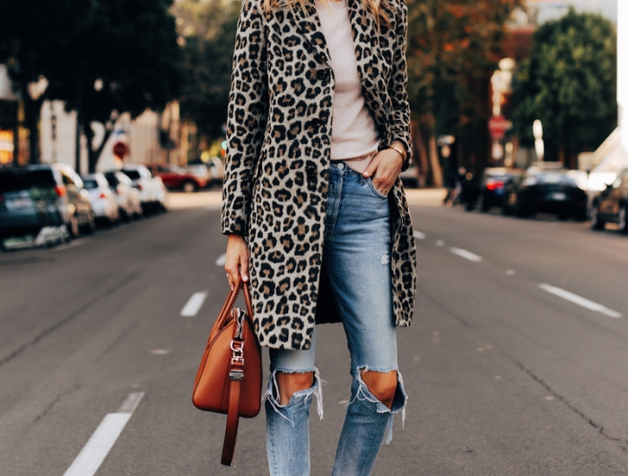 manteau léopard jean déchiré en bleu clair top blanc chaussures beiges