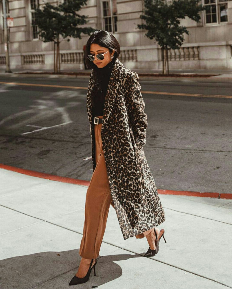 tenue avec manteau leopard