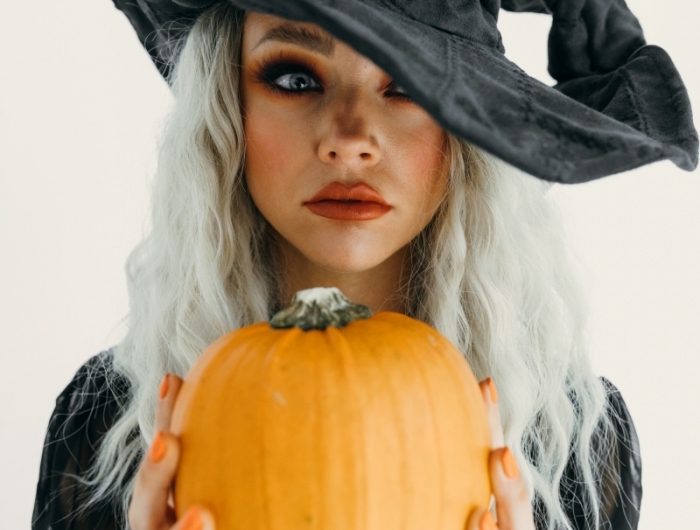 maquillage halloween fille sourcière citrouille fards paupières orange