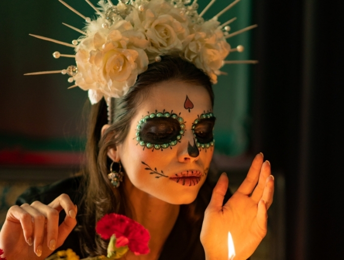 maquillage halloween pour femme courone fleur tete squellette