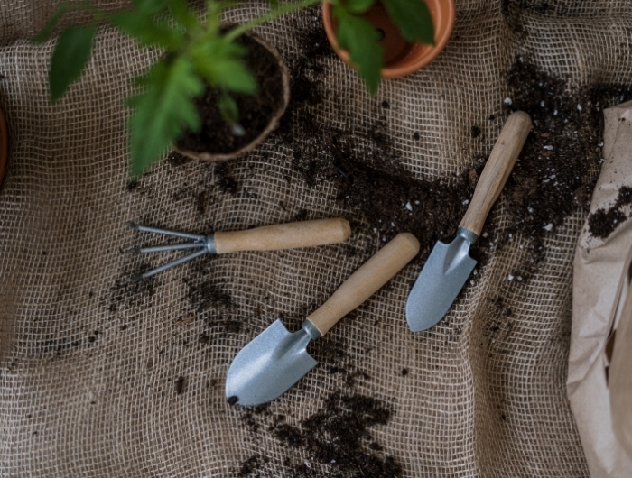 matériel jardinage outils de base cultivation balcon plantes