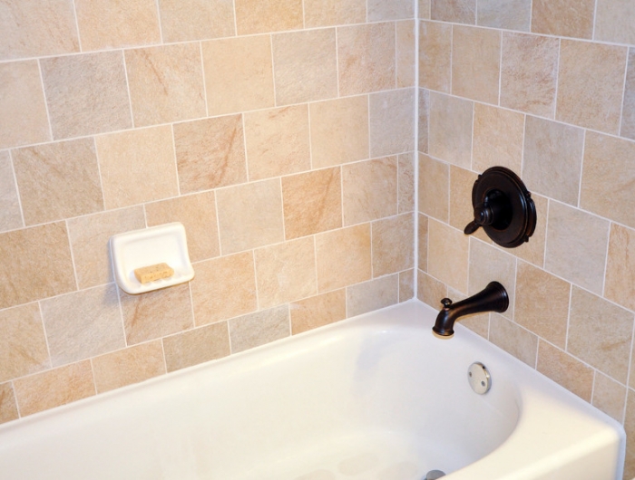 moisissure incrustée joint de carrelage dans la salle de bain nettoyage produit naturel