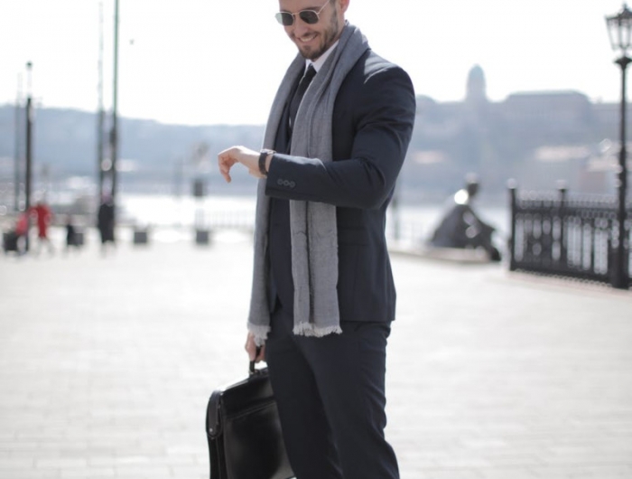 montre rectangulaire homme luxe homme en pantalon et veste noirs echarpe gris clair