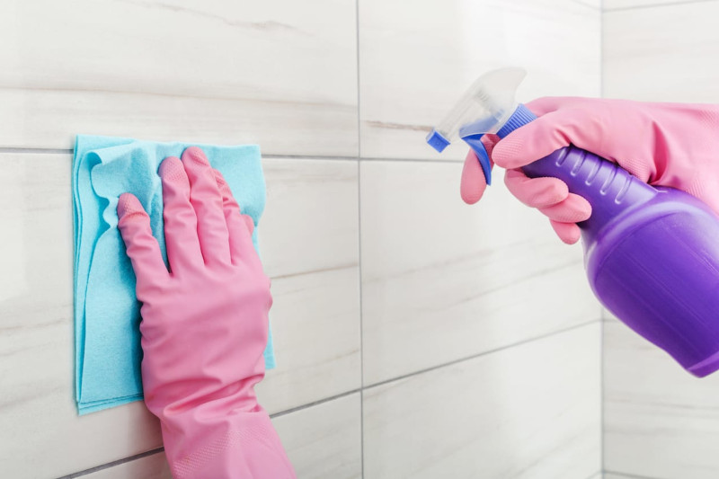 nettoyer moisissure salle de bain produits naturels non toxiques protéger ses mains
