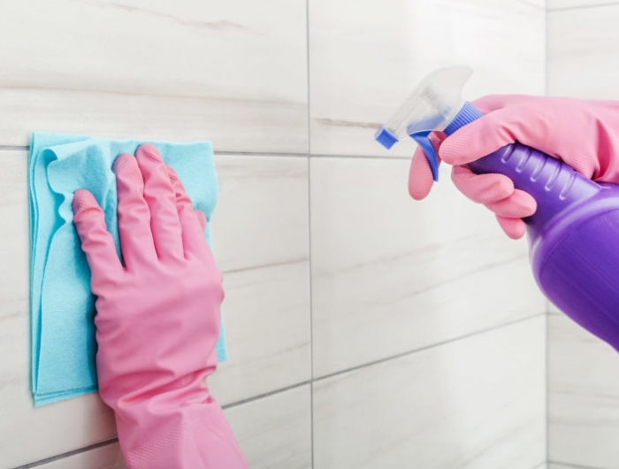 nettoyer moisissure salle de bain produits naturels non toxiques protéger ses mains
