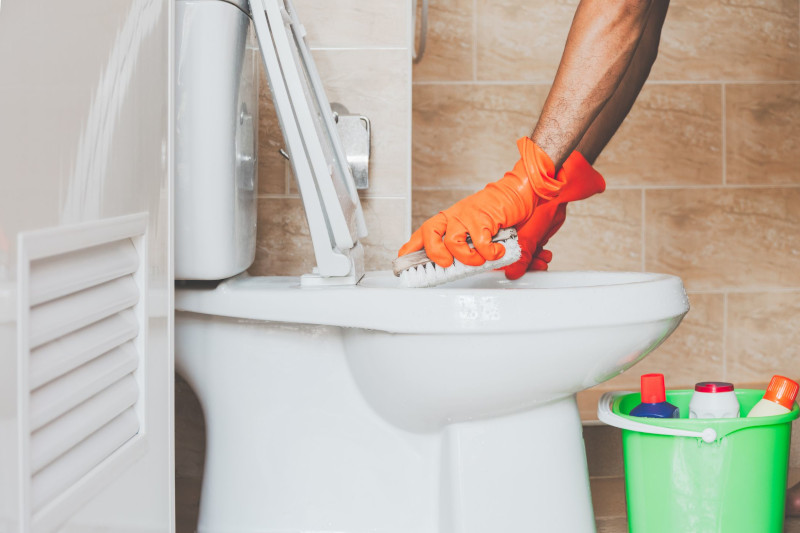 nettoyer toilettes avec des gants de protection et des produits naturels efficaces