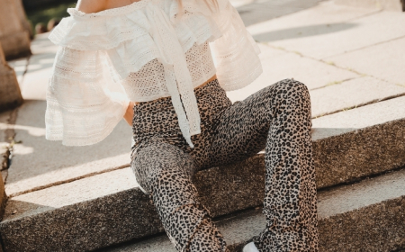 pantalon leopard taille haute baskets blanches style vestimantaire femme top blanc épaules dénudées