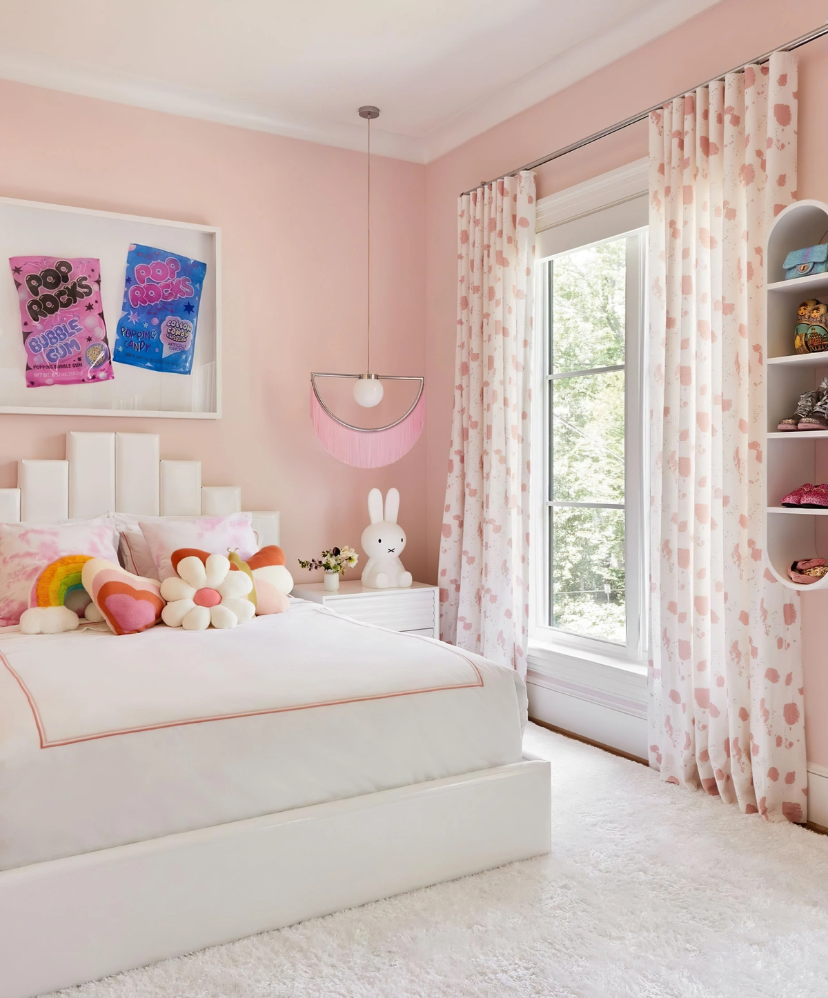 peinture chambre couleur rose pastel plafond blanc tapis moelleux rideaux