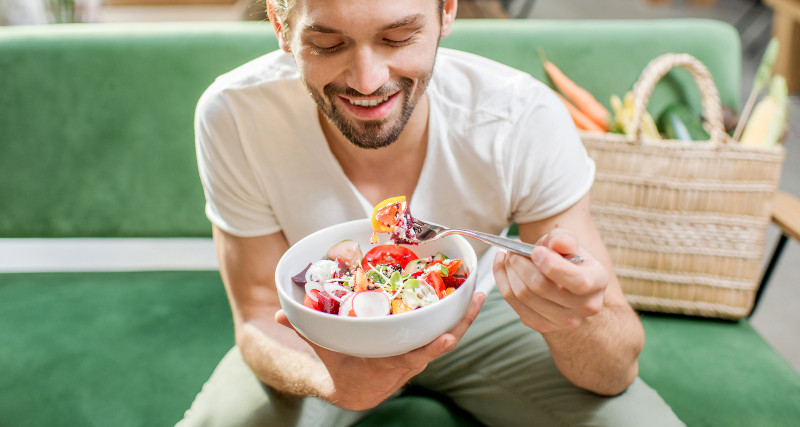 perdre du poids facilement homme qui mange de la salade régime sain et équilibré