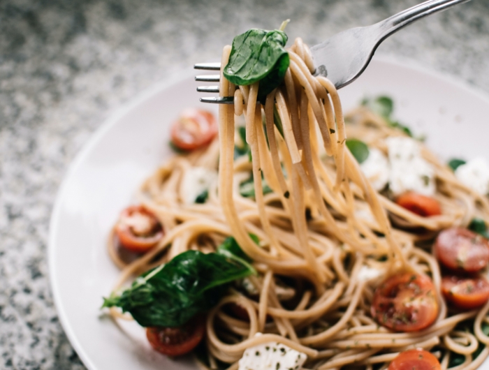 plantes aromatiques vivaces spaghettis dans une assiette garnis de basilic