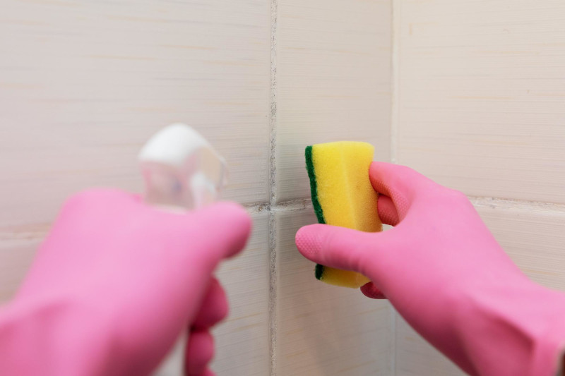 produit anti moisissure salle de bain a appliquer avec des gants de ménage