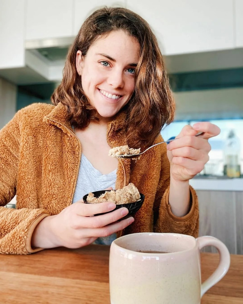 quoi manger pour maigrir petit dejeuner sain tasse de café femme souriante