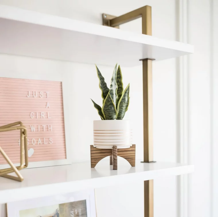 rangement etagere au dessus bureau blanche avec support dore accessoires