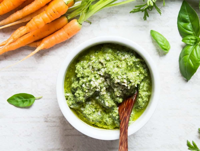 recette fanes de carottes botte de carottes et un bol de pesto