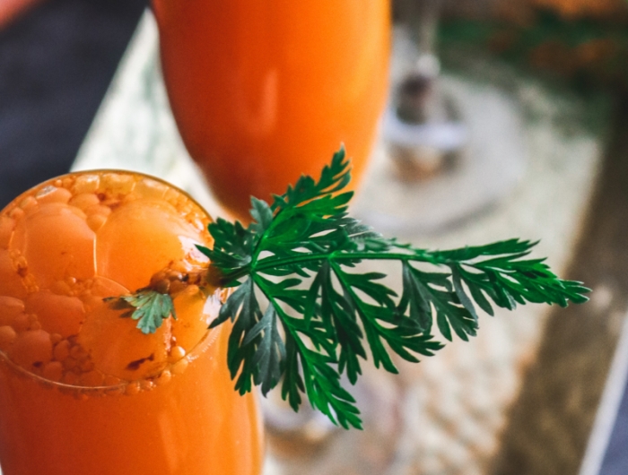 recette fanes de carottes jus de carottes dans des verres