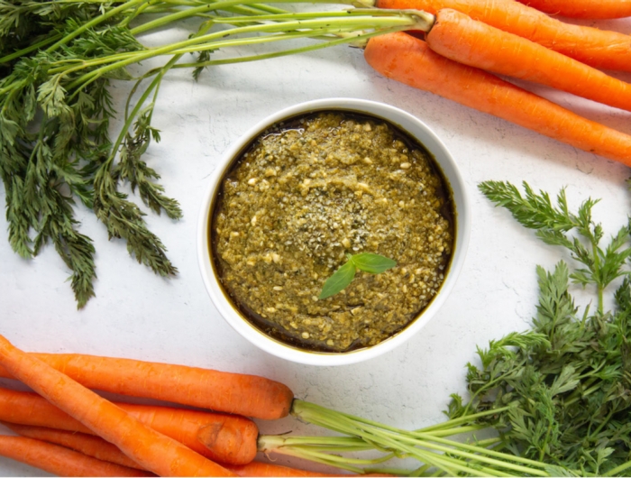 recettes fanes de carottes bottes de carottes et un bol de pesto