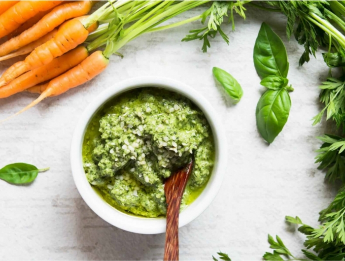 recettes fanes de carottes pesto dans un bol blanc