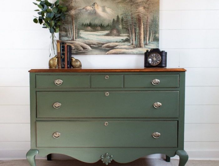 relooker meuble ancien en moderne peint en vert olive mat dessus en bois foncé