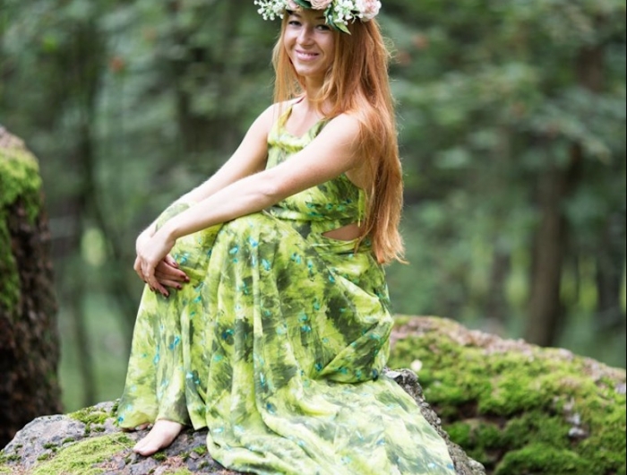 robe verte à motif feuille deguisement de princesse des fées couronne de fleurs naturelles
