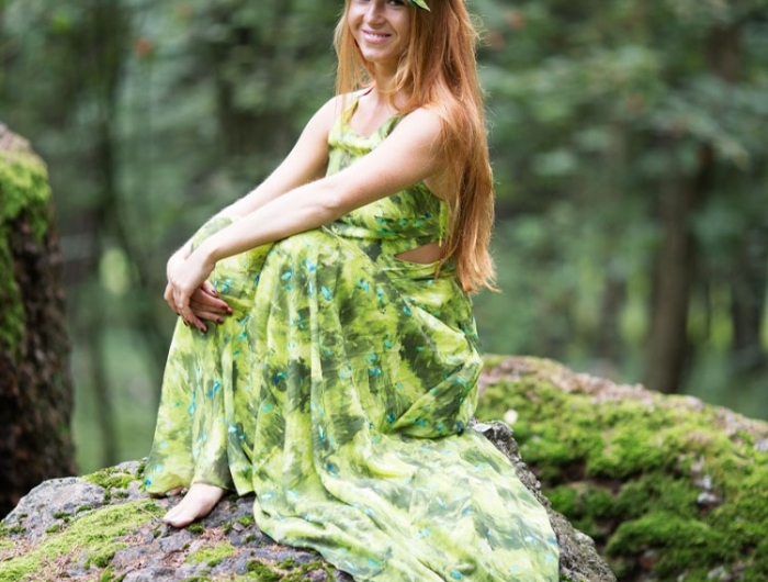 robe verte à motif feuille deguisement de princesse des fées couronne de fleurs naturelles