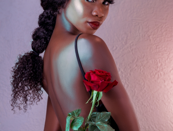 rosiers grimpant une fille qui tient une rose rouge dans sa main