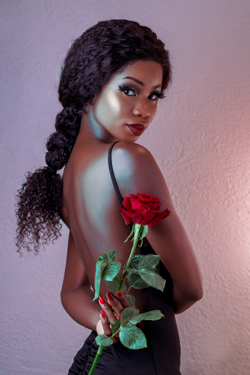 rosiers grimpant une fille qui tient une rose rouge dans sa main