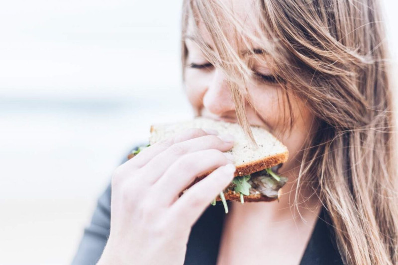régime alimentaire pour maigrir perdre du poids sans se priver femme qui mange un sandwich