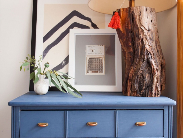 rénover meuble bois peinture bleu pale poignées beiges lampe rustique mur beige