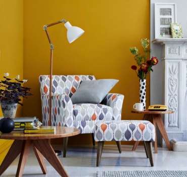 table basse bois revêtement plancher carrelage blanc peinture jaune déco murale couleur tendance cheminée fauteuil avec tabourets coussin gris pastel lampe sur pied bois et blanc