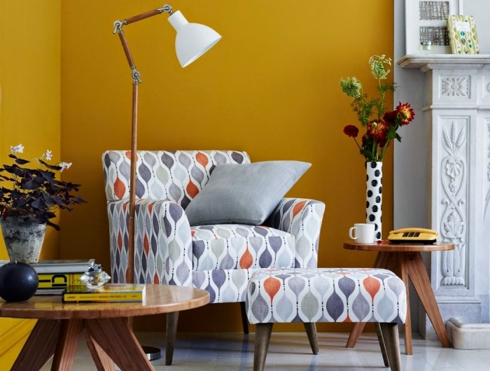table basse bois revêtement plancher carrelage blanc peinture jaune déco murale couleur tendance cheminée fauteuil avec tabourets coussin gris pastel lampe sur pied bois et blanc
