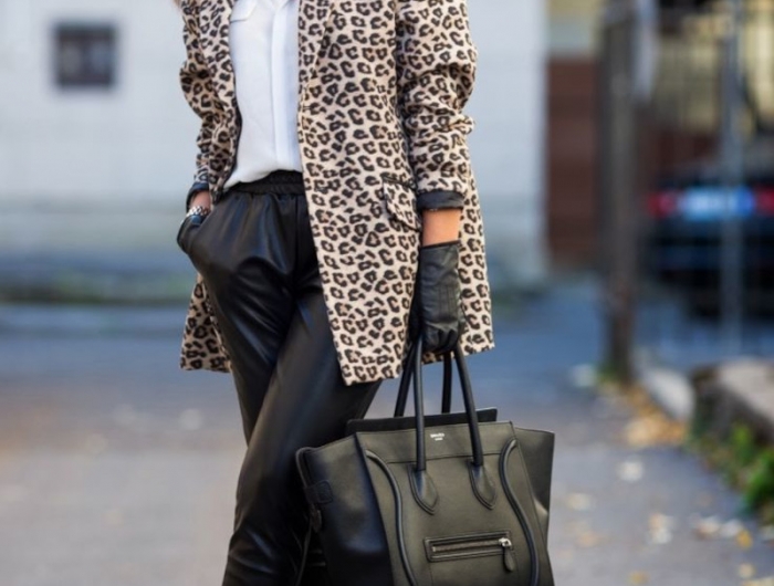 tissus leopard panatalon en simili cuir en noir escarpins et gants en cuir noirs chemisier blanc