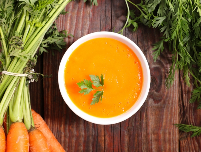 velouté fanes de carottes décorer la soupe de carottes par ses fanes