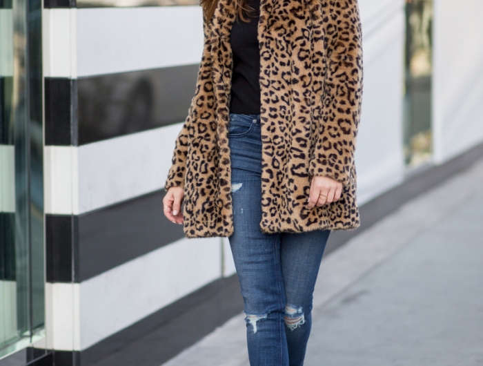 veste leopard fausse fourrure jean skinny déchiré top et bonnet noirs bottes en cuir