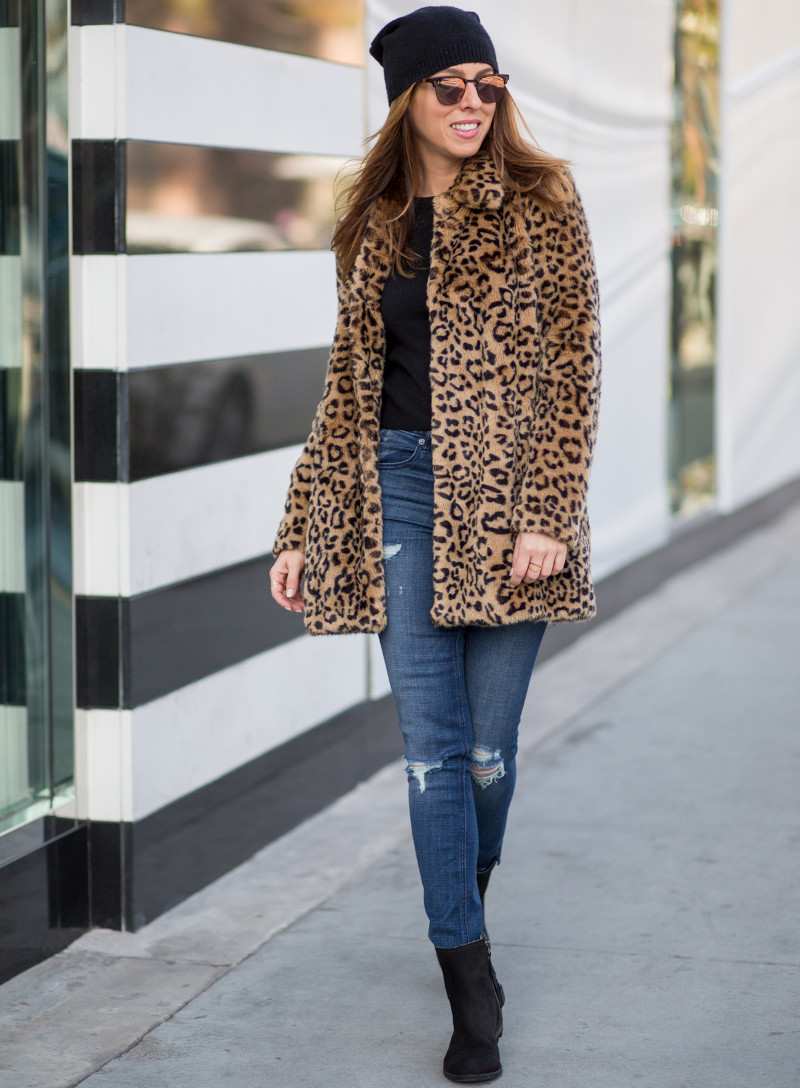 veste leopard fausse fourrure jean skinny déchiré top et bonnet noirs bottes en cuir
