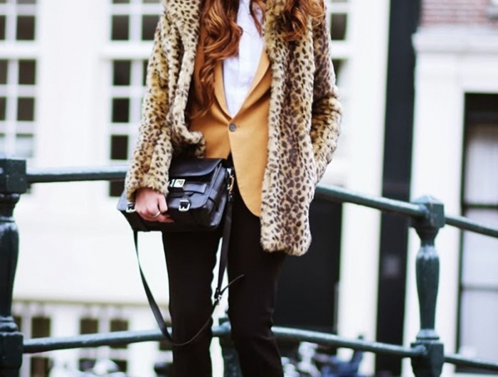 veste leopard pantalon noir blazer camel top blanc bonnet noir pochette noire