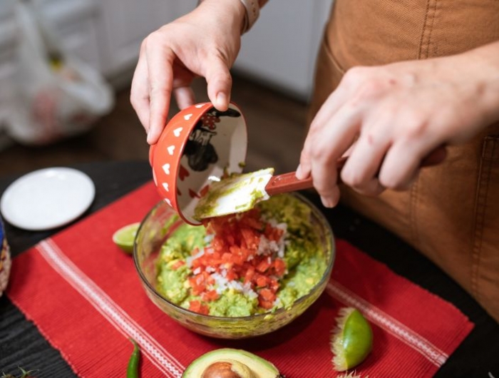 recette guacamole maison une femme mexicaine qui prépare du guacamole