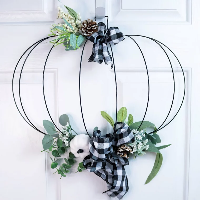 cadeau diy couronne porte metal ruban carreaux blanc noir