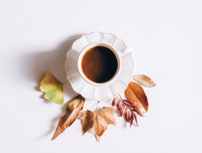 café et saisons des feuilles mortes et café dans tasse