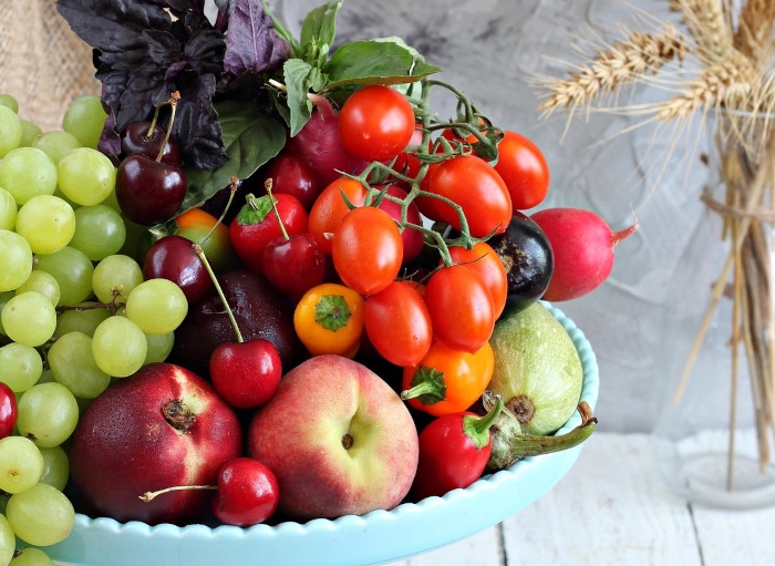 calendrier fruits et légumes de saison dans un bol blau raisin pomme tomates cerises