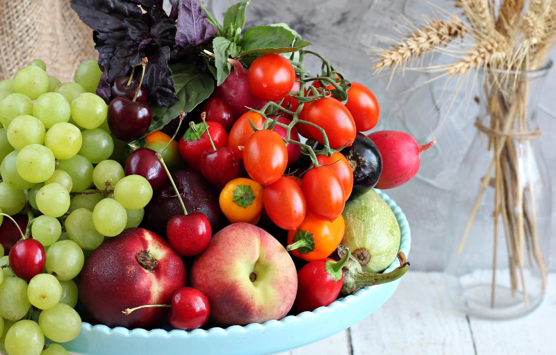 calendrier fruits et légumes de saison dans un bol blau raisin pomme tomates cerises